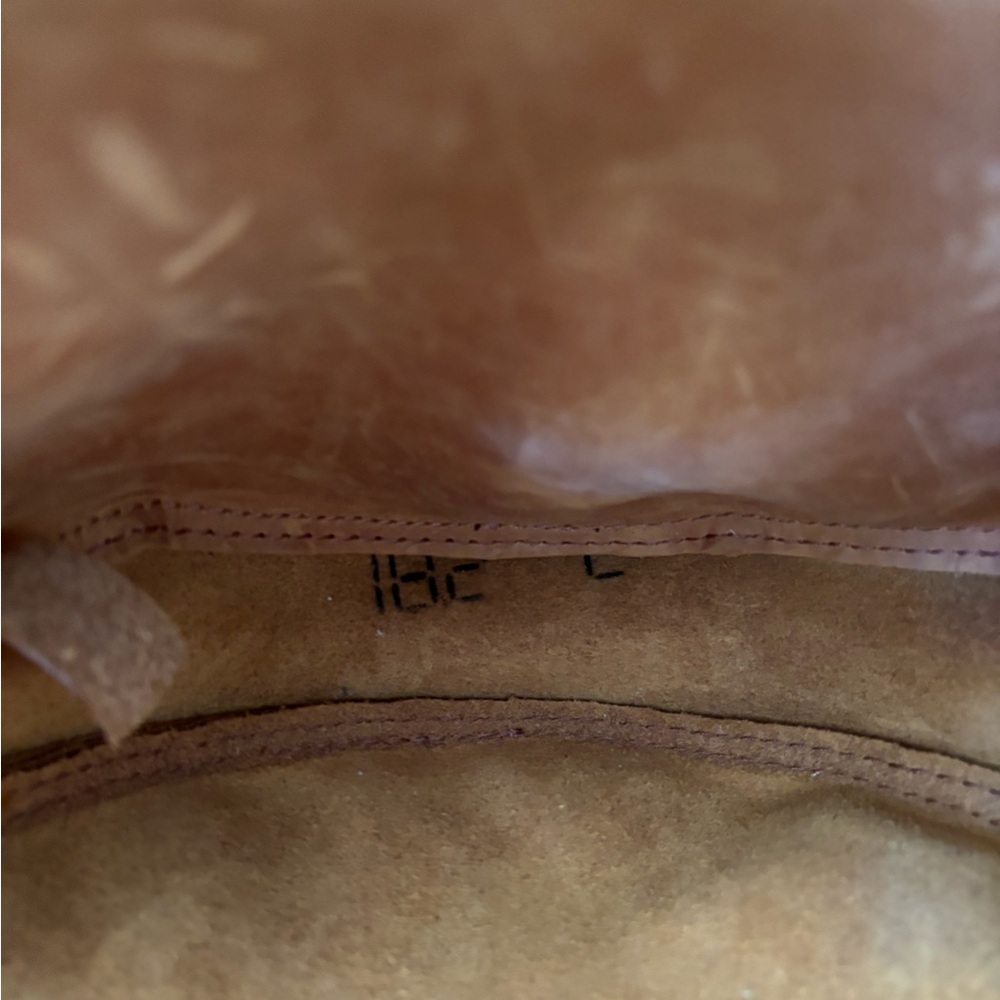 Portland Leather Dakota brushed leather large circle crossbody - Picture 3 of 8